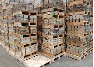 lingotti d'argento del peso di ~1.000 once (32 kg) conservati e assicurati in un caveau professionale. Questi lingotti d'argento fusi sono noti anche come lingotti "Good Delivery"